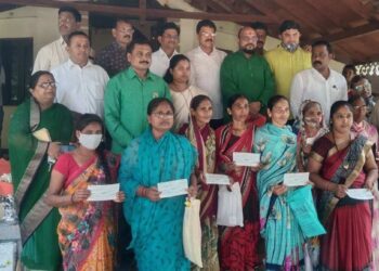 राष्ट्रीय कुटुंब अर्थसाहाय्य योजनेतंर्गत 14 महिलांना पालकमंत्र्यांच्या हस्ते धनादेशाचे वितरण