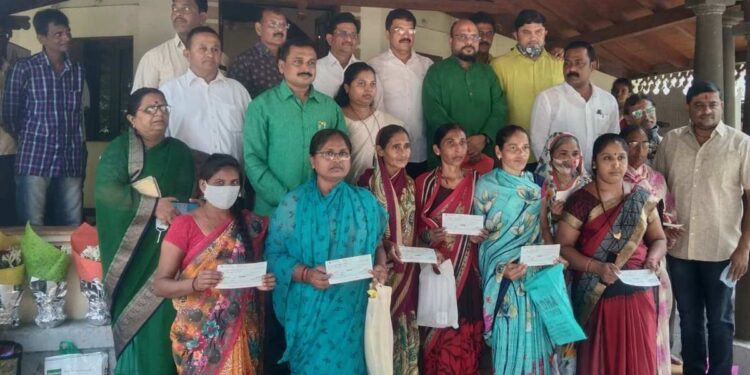 राष्ट्रीय कुटुंब अर्थसाहाय्य योजनेतंर्गत 14 महिलांना पालकमंत्र्यांच्या हस्ते धनादेशाचे वितरण