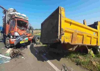 नादुरुस्त टिप्परला आयशरची धडक, दोन मजूर ठार