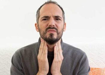 हिवाळ्यात वाढणार घसादुखी, ‘या’ 9 देशी गोष्टींमुळे लगेच मिळेल आराम