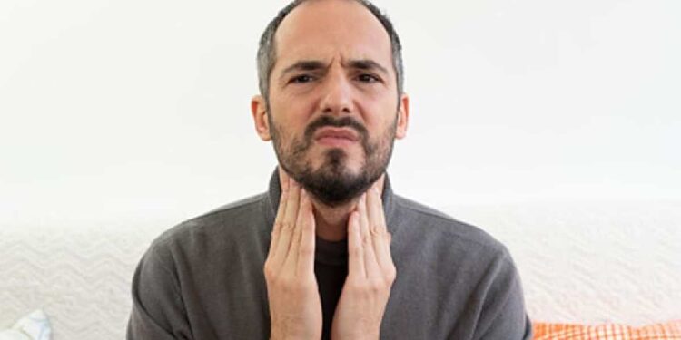 हिवाळ्यात वाढणार घसादुखी, ‘या’ 9 देशी गोष्टींमुळे लगेच मिळेल आराम