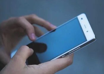 अरे बापरे…पत्नीने मोबाईलसाठी पतीचे विळ्याने कापले ओठ