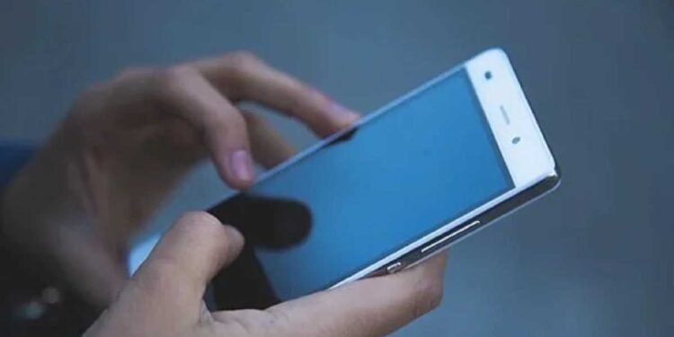 अरे बापरे…पत्नीने मोबाईलसाठी पतीचे विळ्याने कापले ओठ