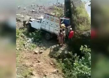 चालकाचा ताबा सुटल्याने पिकअप ५० फूट खोल दरीत कोसळली, एक ठार
