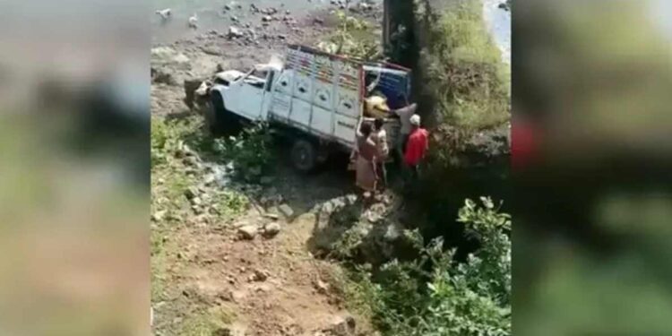 चालकाचा ताबा सुटल्याने पिकअप ५० फूट खोल दरीत कोसळली, एक ठार