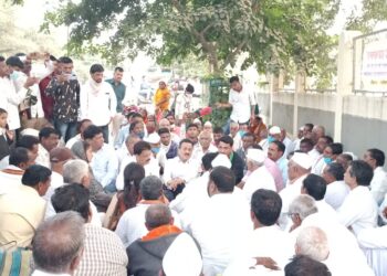 शेतकऱ्यांच्या आमरण उपोषण स्थळावरून माजी जलसंपदा मंत्री गिरीश महाजणांचा जलसंपदा मंत्री जयंत पाटलांना फोन….