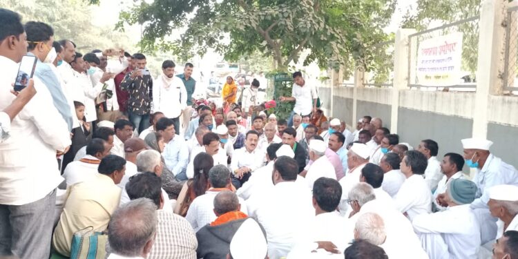 शेतकऱ्यांच्या आमरण उपोषण स्थळावरून माजी जलसंपदा मंत्री गिरीश महाजणांचा जलसंपदा मंत्री जयंत पाटलांना फोन….