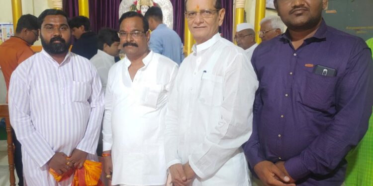 श्री संत ज्ञानेश्वर महाराज संस्थान आपेगाव यांनी मुक्ताईस भाऊबीजेची साडीचोळी दिली भेट