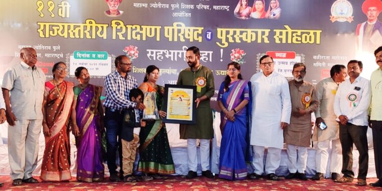 सौ.हेमलता संदीप वाडीले शिक्षण रत्न पुरस्काराने सन्मानित