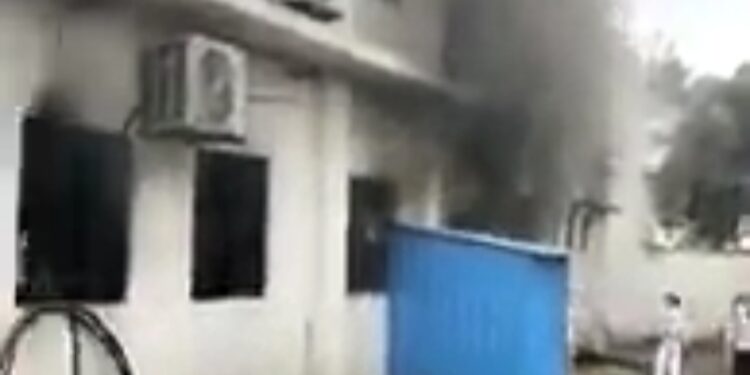 अहमदनगर जिल्हा रुग्णालयात भीषण आग ; ५ ते ६ जणांचा मृत्यू