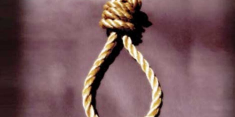 एकाच दिवशी शेतकरी पती – पत्नीने केली आत्महत्या