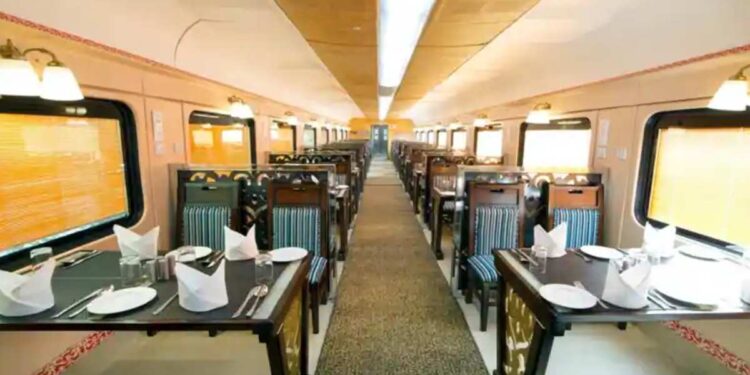 ‘रामायण यात्रे’साठी पहिली ट्रेन दिल्लीहून सुरू, जाणून घ्या तिकीट दर