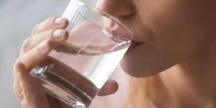 अशा प्रकारे पाणी प्यायल्यास वजन नियंत्रणात राहते, जाणून घ्या उपाय