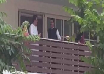 देवेंद्र फडणवीस राज ठाकरेंच्या भेटीने राजकीय वर्तुळात चर्चांना उधाण