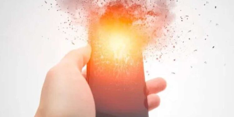 धक्कादायक! गेम खेळता खेळता झाला मोबाईलचा ब्लास्ट, बालक जखमी