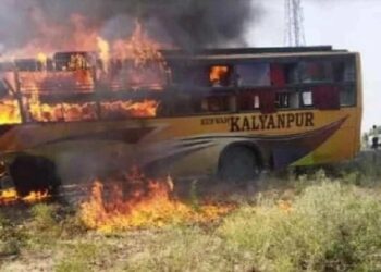 बस-टँकरची भीषण टक्कर, 12 जणांचा होरपळून मृत्यू