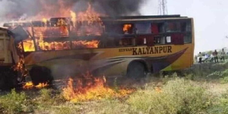 बस-टँकरची भीषण टक्कर, 12 जणांचा होरपळून मृत्यू