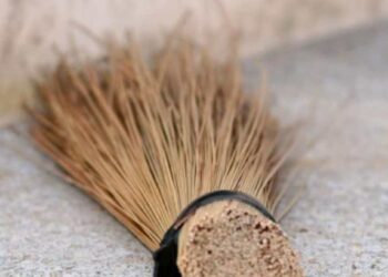 धनत्रयोदशीला नवीन झाडू खरेदी केल्यानंतर लोक करतात ‘या’ चुका ; जाणून घ्या काय आहेत