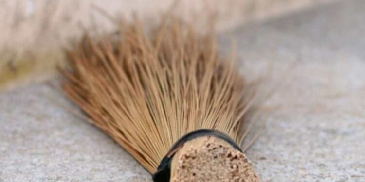 धनत्रयोदशीला नवीन झाडू खरेदी केल्यानंतर लोक करतात ‘या’ चुका ; जाणून घ्या काय आहेत