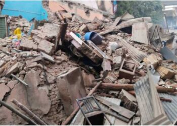 जळगावात दोन मजली इमारत कोसळली