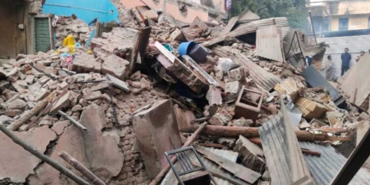 जळगावात दोन मजली इमारत कोसळली