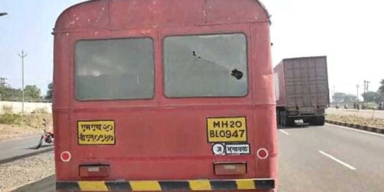 भुसावळ आगारातून बोदवडकडे निघालेल्या बसवर दगडफेक