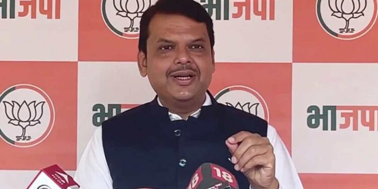 मलिकांनी लवंगी फटाका फोडला, आता दिवाळीनंतर मी बॉम्ब फोडणार; फडणवीसांचा इशारा