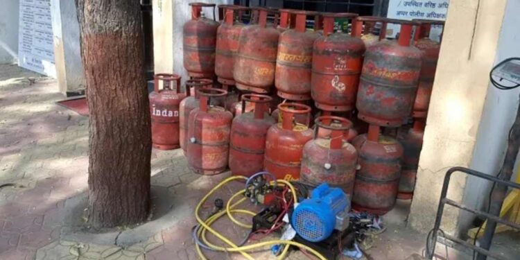 जळगावात अवैध गॅस वाहनांमध्ये भरणाऱ्या दोन जणांना अटक