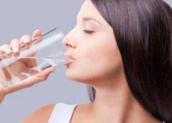 सावधान ! उभे राहून पाणी पिऊ नये, होऊ शकते ‘ही’ गंभीर समस्या