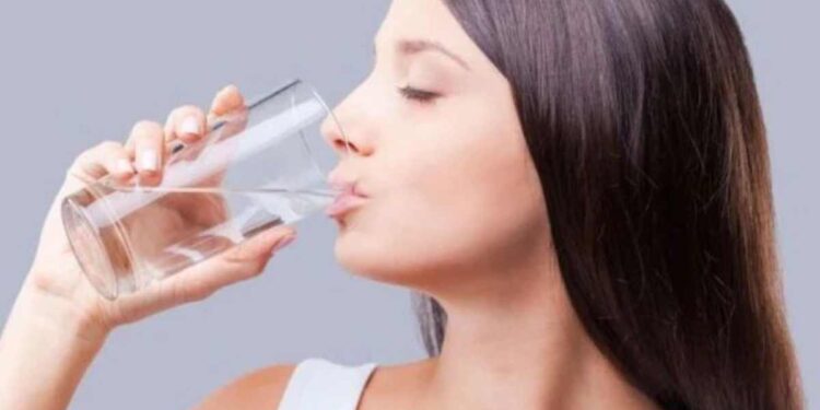 सावधान ! उभे राहून पाणी पिऊ नये, होऊ शकते ‘ही’ गंभीर समस्या