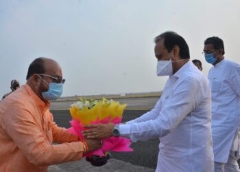 उपमुख्यमंत्री अजित पवार यांचे जळगाव विमानतळावर स्वागत