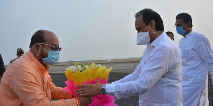 उपमुख्यमंत्री अजित पवार यांचे जळगाव विमानतळावर स्वागत