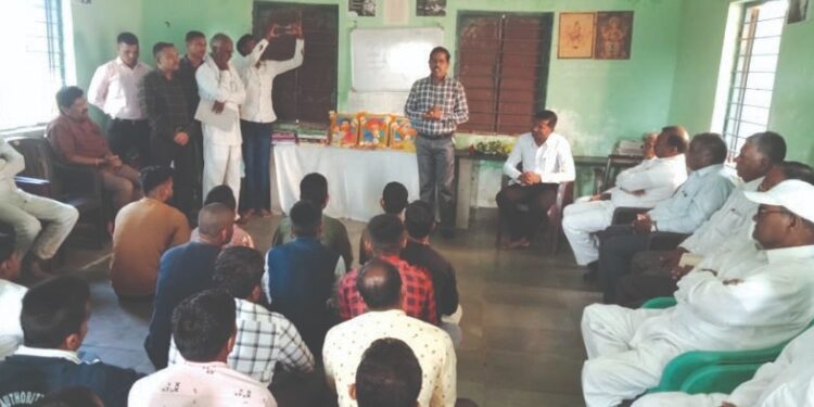 डोमगांव येथील अभ्यासिकेला पुस्तकांची भेट