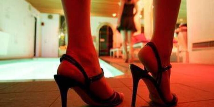 कुंटणखान्यावर पोलिसांनी धाड टाकून २३ तरुणींची सुटका तर ११ महिलांविरुद्ध गुन्हा दाखल