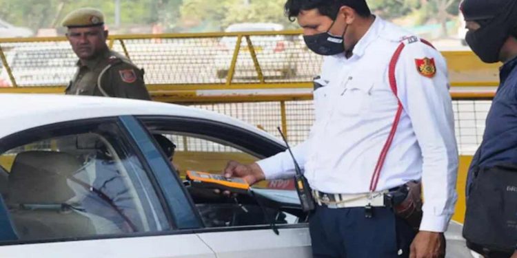 गाडी चालवताना विसरूनही ‘हे’ करू नका, अन्यथा 10 हजारांचे चलन कापले जाऊ शकते