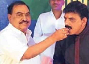 खडसेंनी भरवला भाजप आमदार सावकारेंना केक, राजकीय वर्तुळात उलटसुलट चर्चा