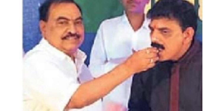 खडसेंनी भरवला भाजप आमदार सावकारेंना केक, राजकीय वर्तुळात उलटसुलट चर्चा