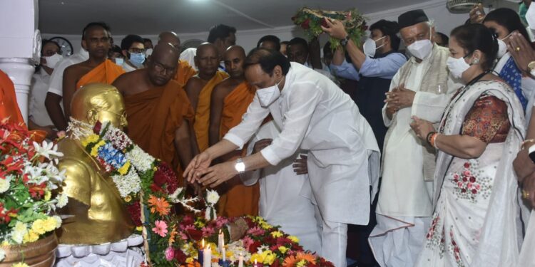 महापरिनिर्वाण दिनानिमित्त महामानव डॉ. बाबासाहेब आंबेडकर यांना उपमुख्यमंत्री अजित पवार यांनी चैत्यभूमीवर जाऊन केले अभिवादन
