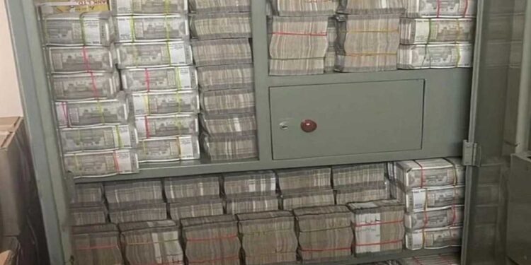 उत्तर महाराष्ट्रात २४० काेटींची बेहिशेबी मालमत्ता उघड, ६ कोटींची रोकडसह 5 कोटींचे दागिने जप्त