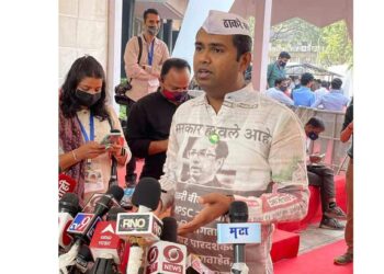 विधानभवनाबाहेर आ.मंगेश चव्हाणांचा आगळ्या वेगळ्या अंदाजात ठाकरे सरकारचा निषेध