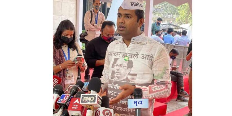 विधानभवनाबाहेर आ.मंगेश चव्हाणांचा आगळ्या वेगळ्या अंदाजात ठाकरे सरकारचा निषेध