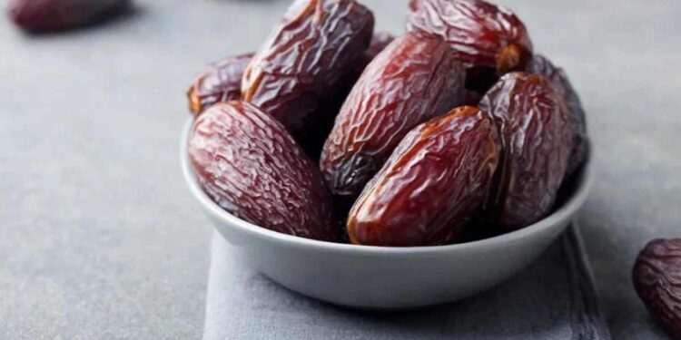 हिवाळ्यात रोज 4 खजूर खाणे सुरू करा, मिळतील हे जबरदस्त फायदे