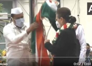 स्थापना दिवसालाच काँग्रेसचा झेंडा खाली पडला, पहा व्हिडीओ