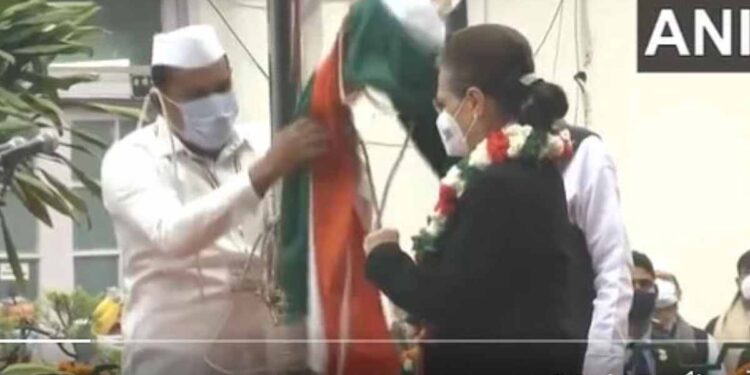 स्थापना दिवसालाच काँग्रेसचा झेंडा खाली पडला, पहा व्हिडीओ