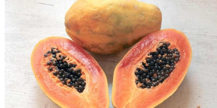 ‘या’ लोकांनी विसरूनही पपई खाऊ नये, जाणून घ्या साइड इफेक्ट्स