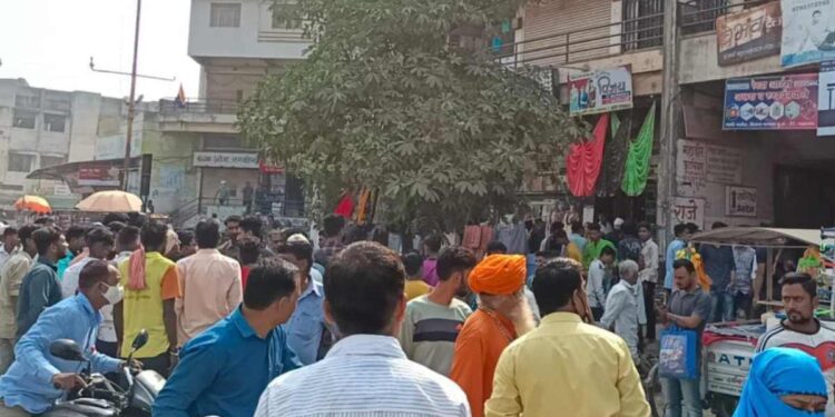 धक्कादायक ; जळगावातील गांधी मार्केटवरून उडी घेऊन एकाच आत्महत्येचा प्रयत्न