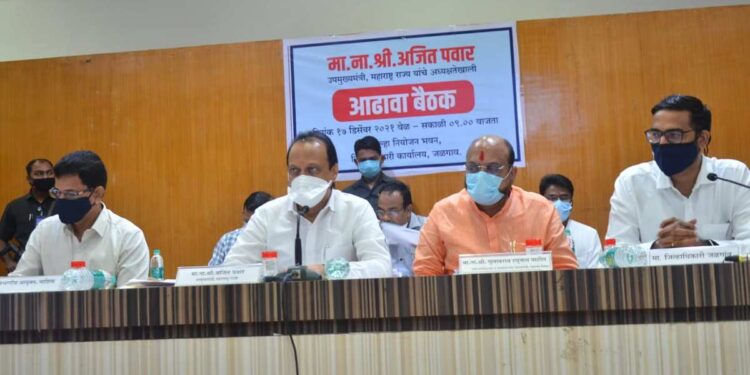 जिल्ह्यातील लसीकरणाला गती देण्यासाठी घरोघरी जाऊन लसीकरण पूर्ण करा ; उपमुख्यमंत्री