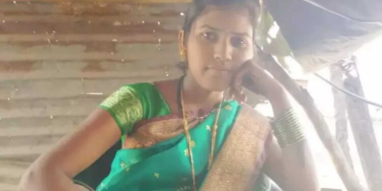 आईच्या निधनानं हताश झालेल्या लेकीने उचललं टोकाच पाउल