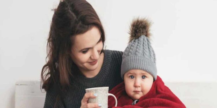 कडाक्याच्या थंडीत बाळाला थंडीपासून कसे वाचवावे? जाणून घ्या या टिप्स