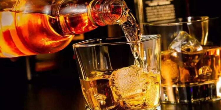 मद्यप्रेमींसाठी खुशखबर…राज्यात ख्रिसमस व नववर्षाच्या सेलिब्रेशनला मिळेल दारू स्वस्त